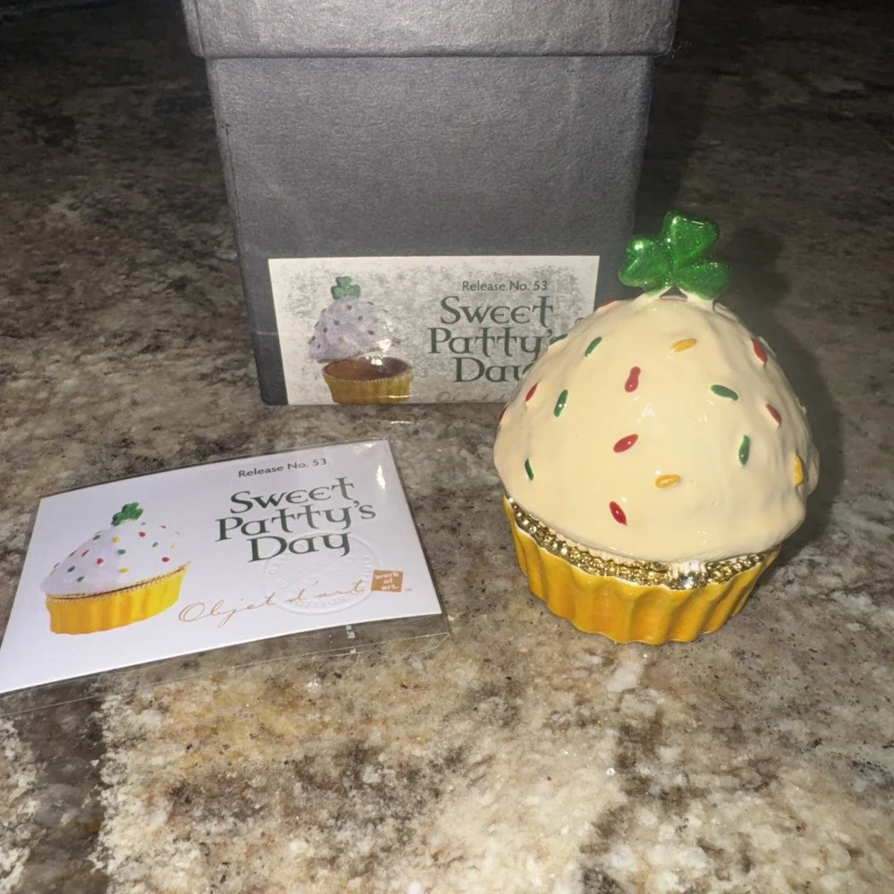 Objet D'Art #53 SWEET PATTY'S DAY Cupcake  Blinged Hinged‎ Trinket Box